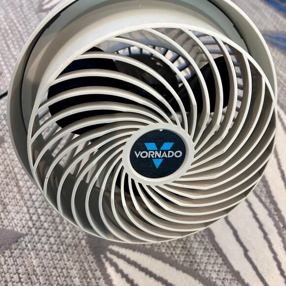 VORNADO 100899 Fan Compact Air Circulator White 3-Speed **USED** - Picture 3 of 5
